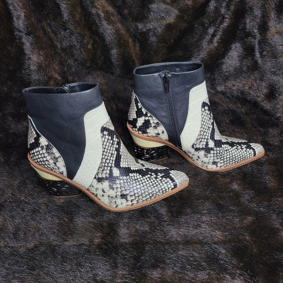 Gianni Bini Eviee Snake Print Metal Block Heel Western Booties 6M - Picture 3 of 7